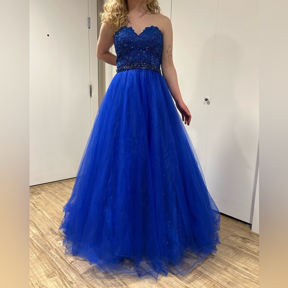 Ellie Wilde Mon Cheri Elegant Blue Strapless embellished sparkly prom Gown event